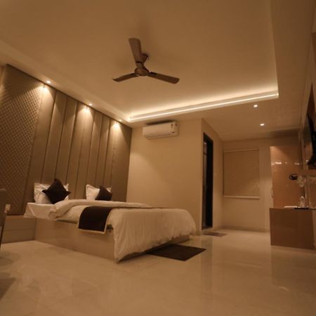 Hotel Maya Crystal Juhi Bari Kültér fotó
